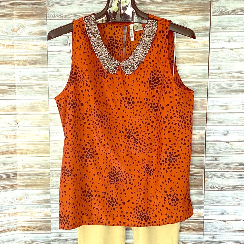 Sleeveless blouse with beaded collar